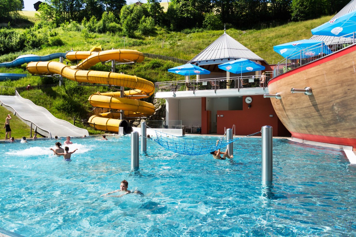 SAALBACH Freibad Sommer shutterstock_1151305640.jpg