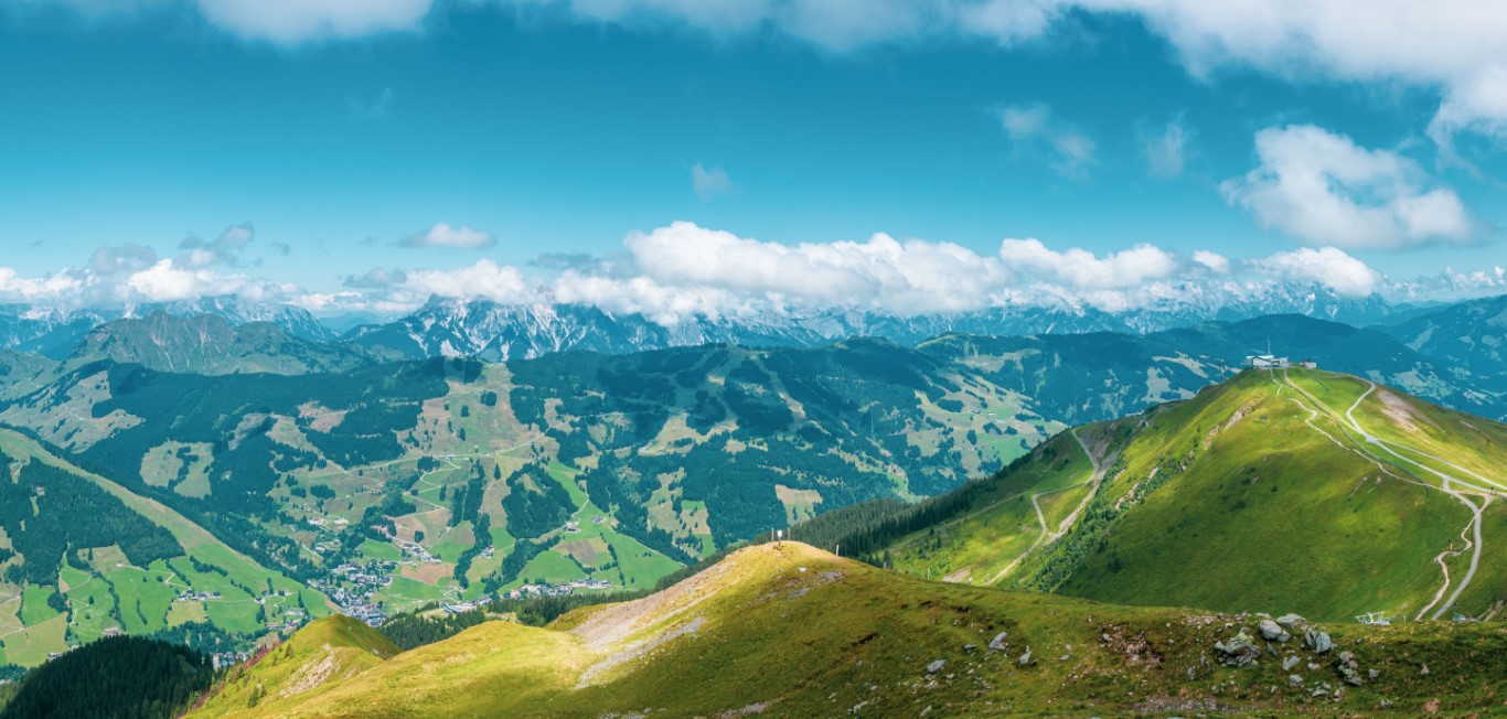 SAALBACH Panoramabild 7 Summits shutterstock_2032730135.jpg