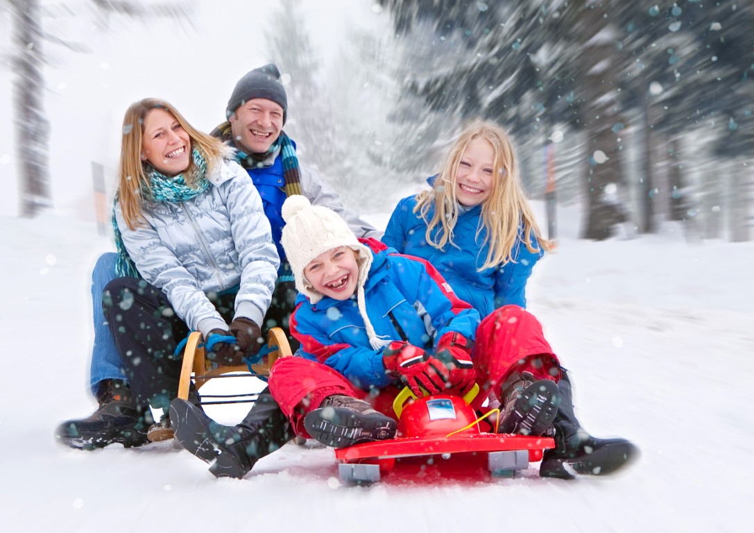 SAALBACH Schlittenfahren Familie Neutral shutterstock_58086565.jpg