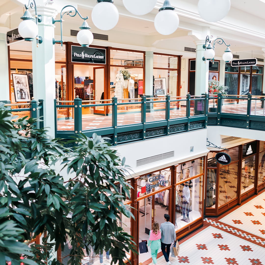 Helles Indoor Shopping im Designer Outlet Salzburg