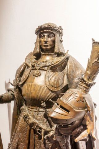 Eine Bronzestatue eines Ritters 